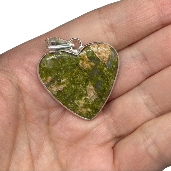 Unakite Green Heart Necklace Pendant Natural Stone 925 Sterling Silver Overlay - Picture 2 of 3